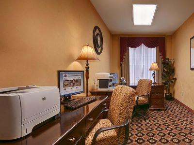 Western Hannaford Inn&suites Hotel