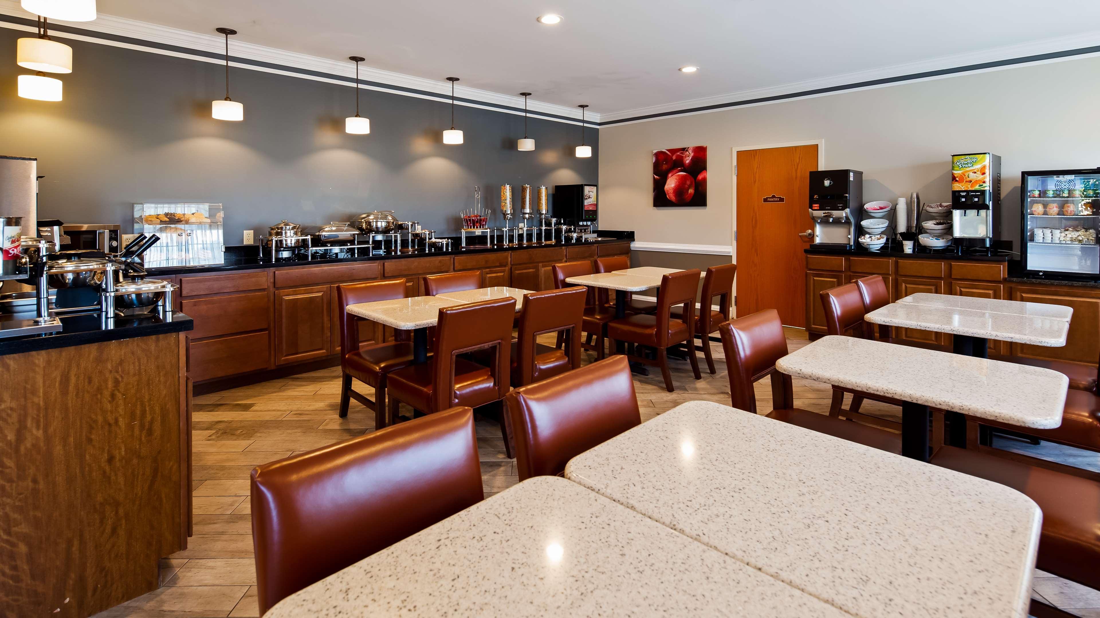 Western Hannaford Inn&suites Kenwood
