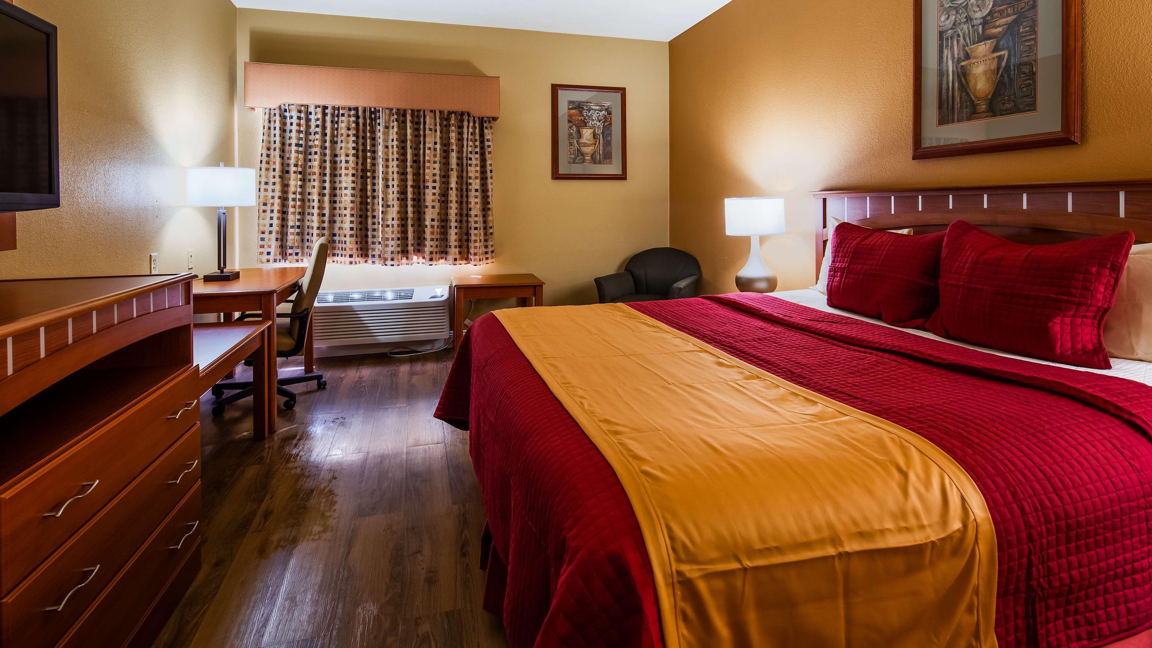 Western Hannaford Inn&suites Hotel
