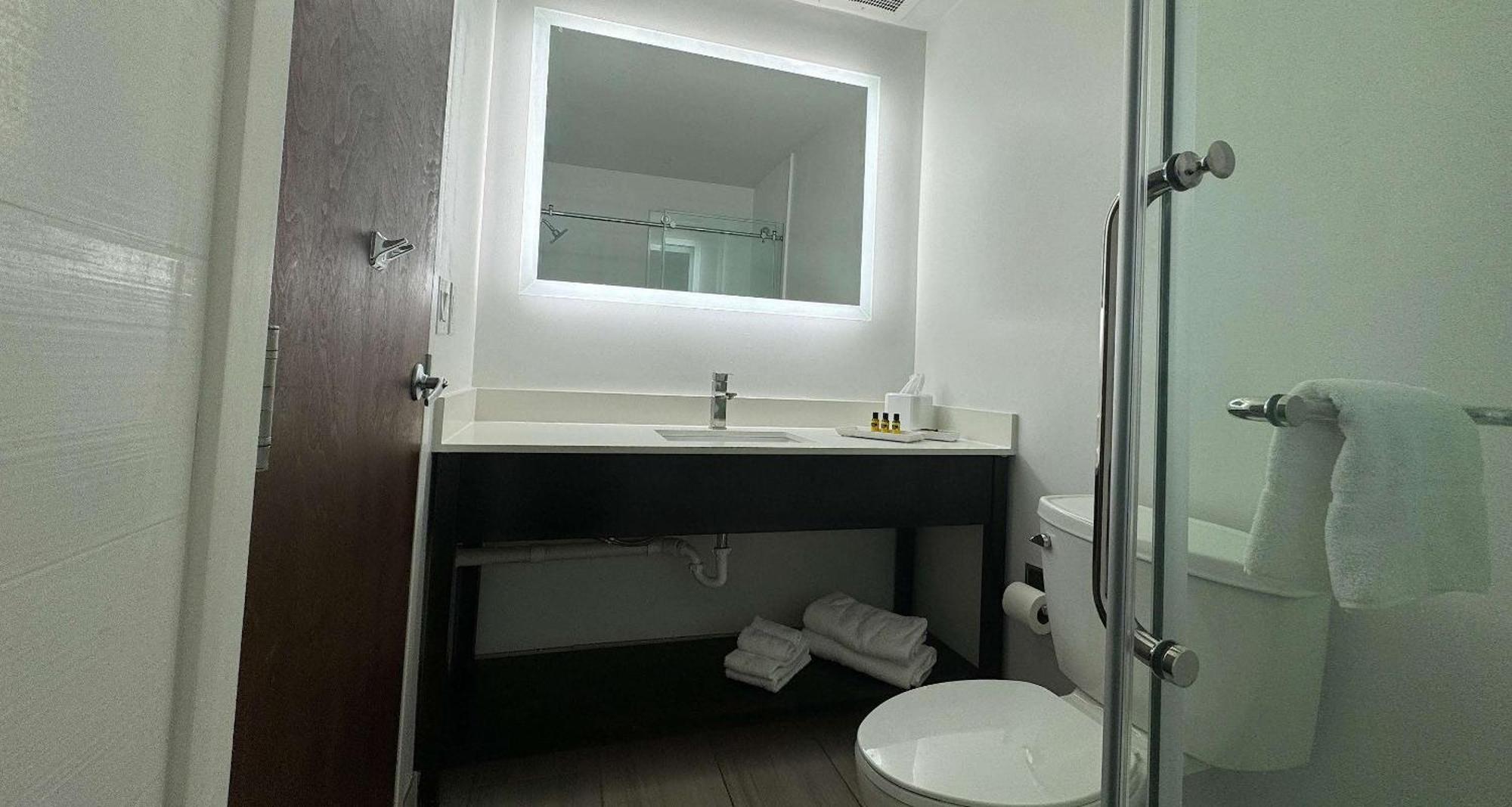 Western Hannaford Inn&suites Hotel