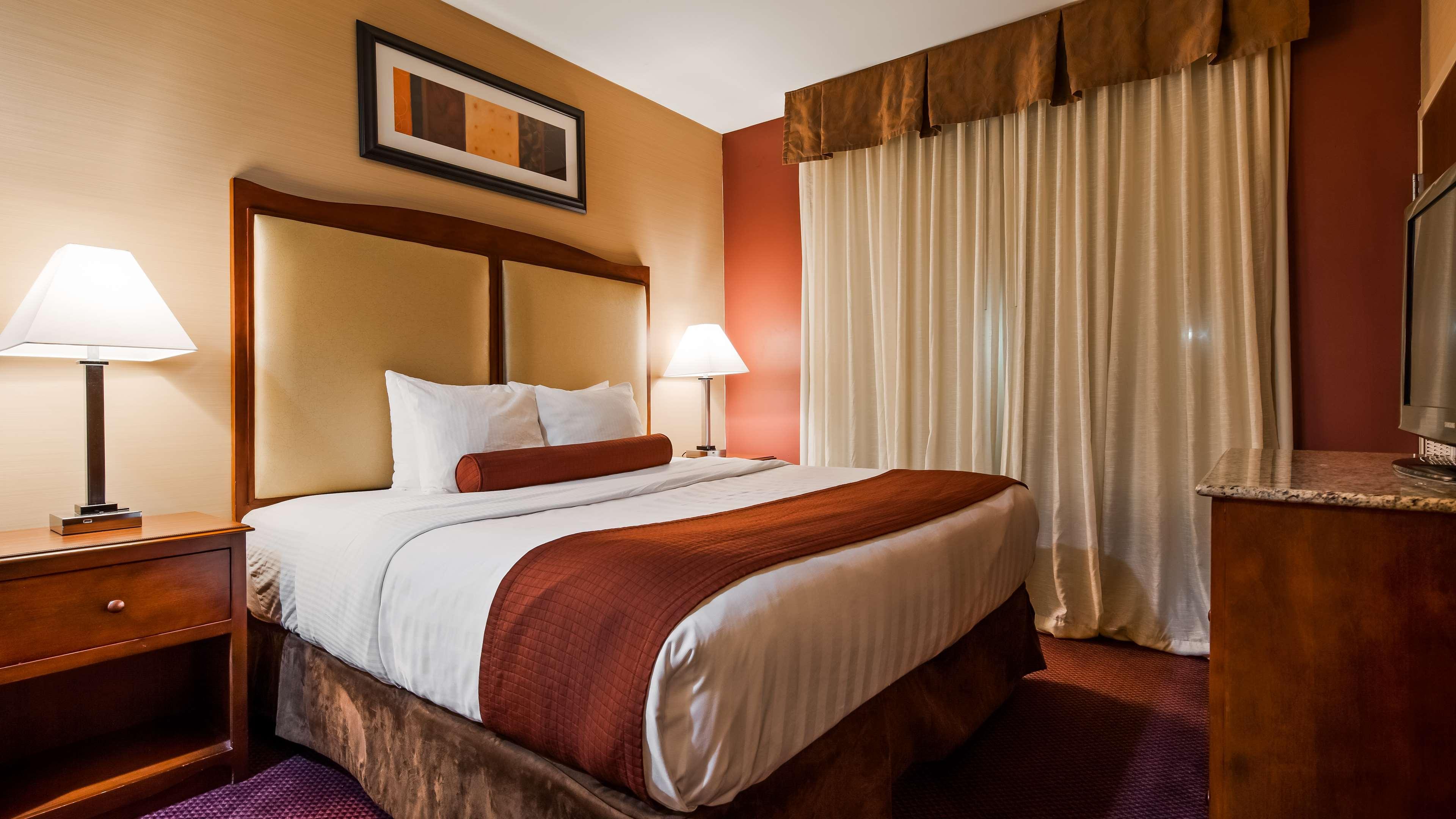 Western Hannaford Inn&suites Hotel